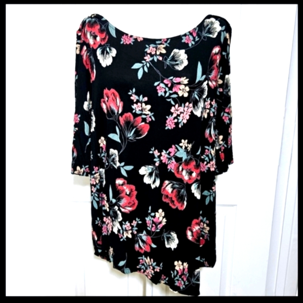 TERRA & SKY Womens Top, Floral on Black, Sz 1X Excellent Pre-Loved Condi…